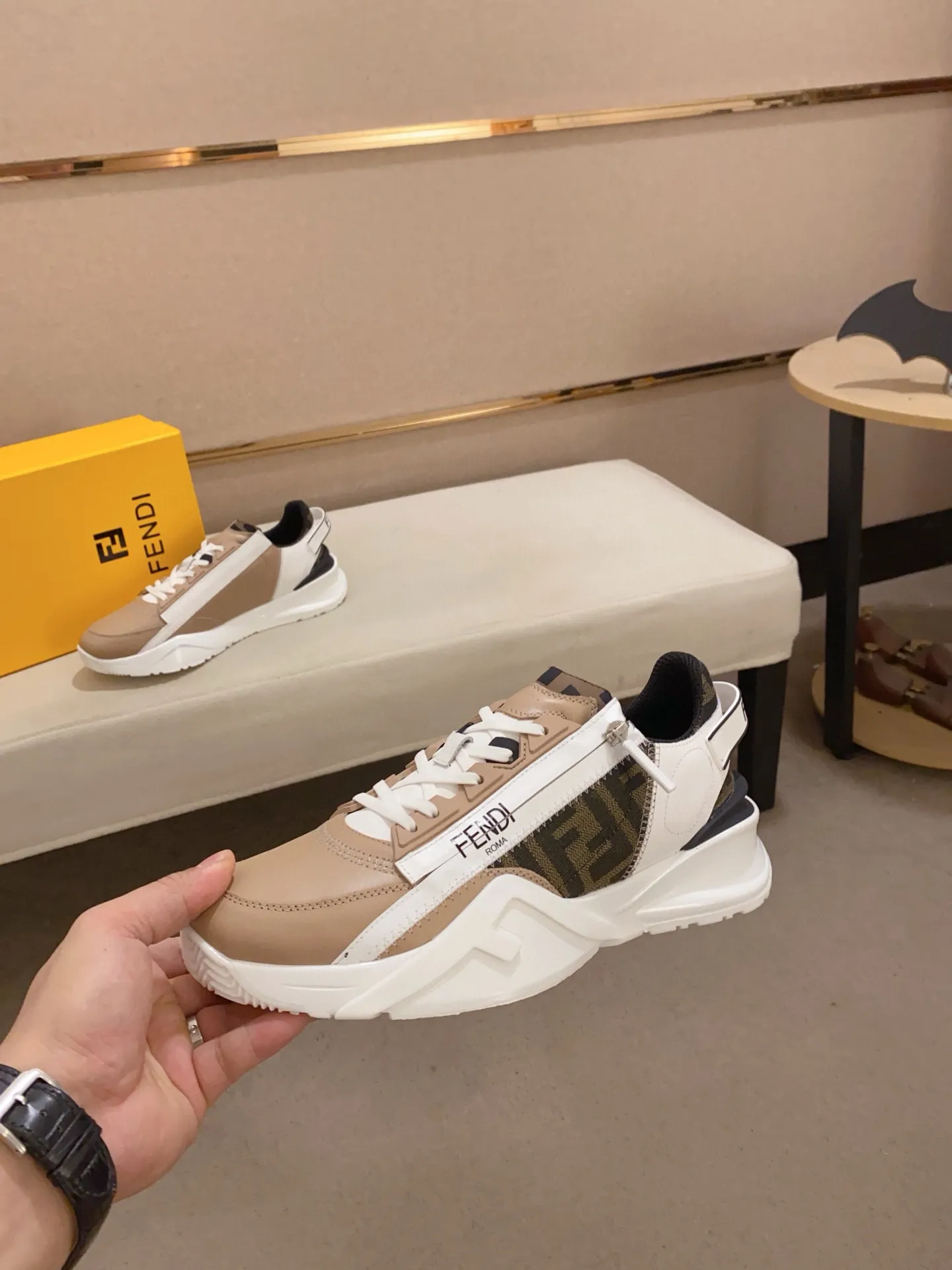 Men's shoes💰: 540💰(Higher version) [Fendi] Fendi's latest casual shoes for men! Available at counters simultaneously! A one-to-one replica of the original. Made entirely of imported top-grain calfskin, the interior is made of top-grain water-dyed cowhide, and the original factory-supplied rubber outsole. Leading new fashion concepts. Matching code: 38-44. 45 can be customized and non-returnable!